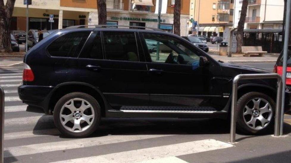 Suv sbarra le strisce Nell’ora di punta la sosta è selvaggia