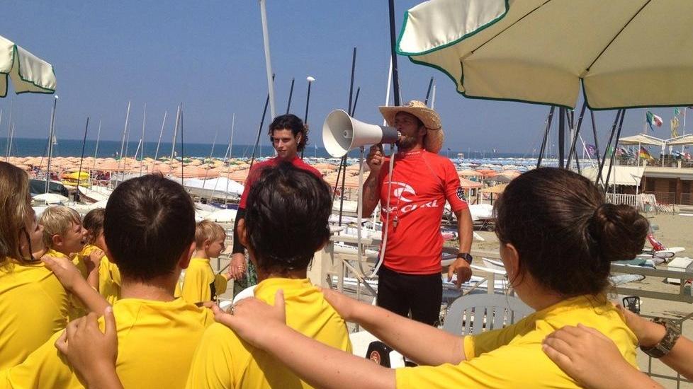 Baby surfisti a lezione in riva al mare