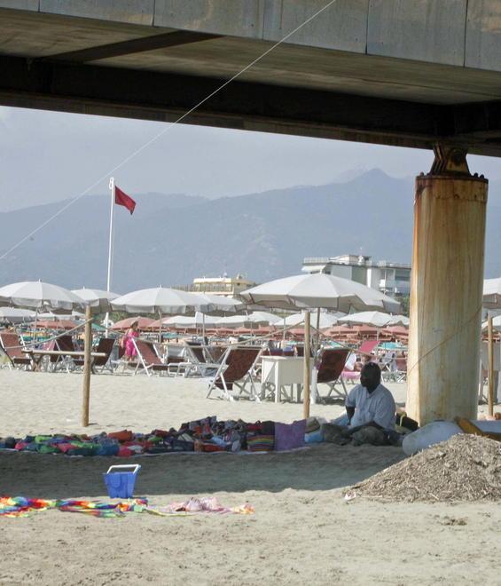Degrado e sporcizia nell’area sotto il pontile di Tonfano
