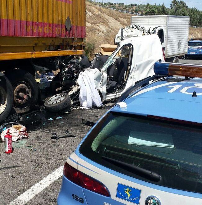 Col furgone contro il Tir in coma un cinquantenne 