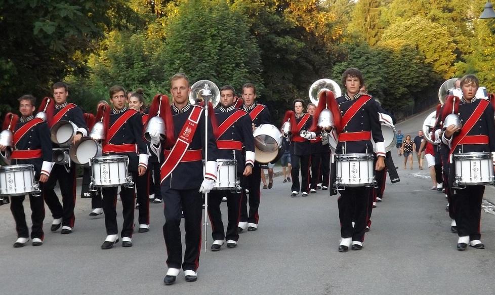 Gli olandesi della Kamper sfilano a Serra