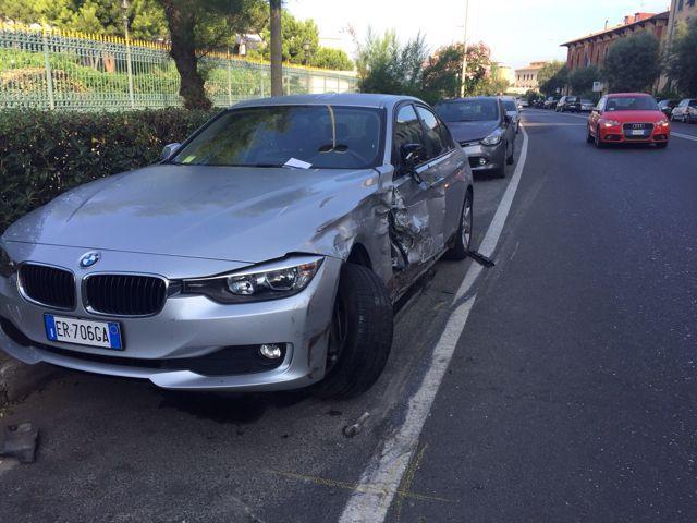 Perde il controllo del mezzo e colpisce le auto in sosta