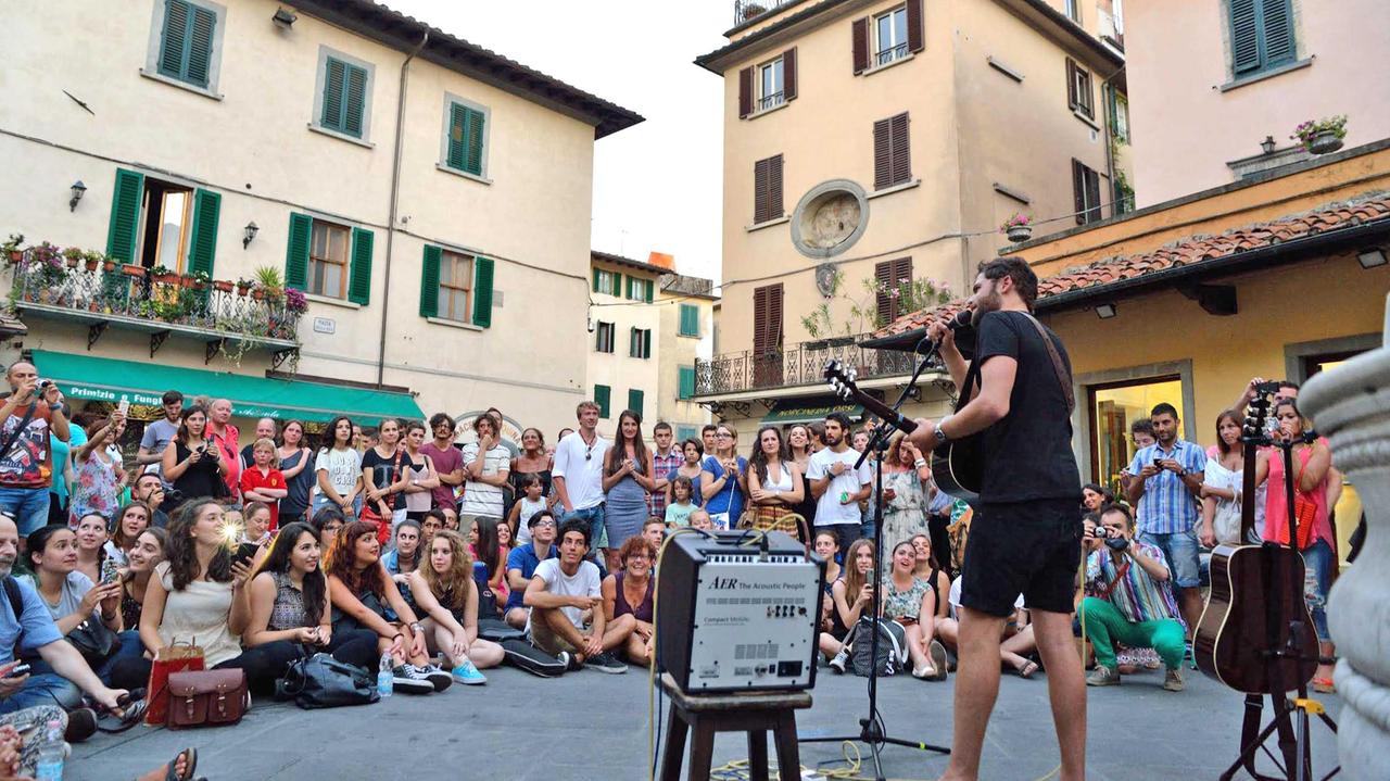 Il busker Passenger incanta piazza della Sala
