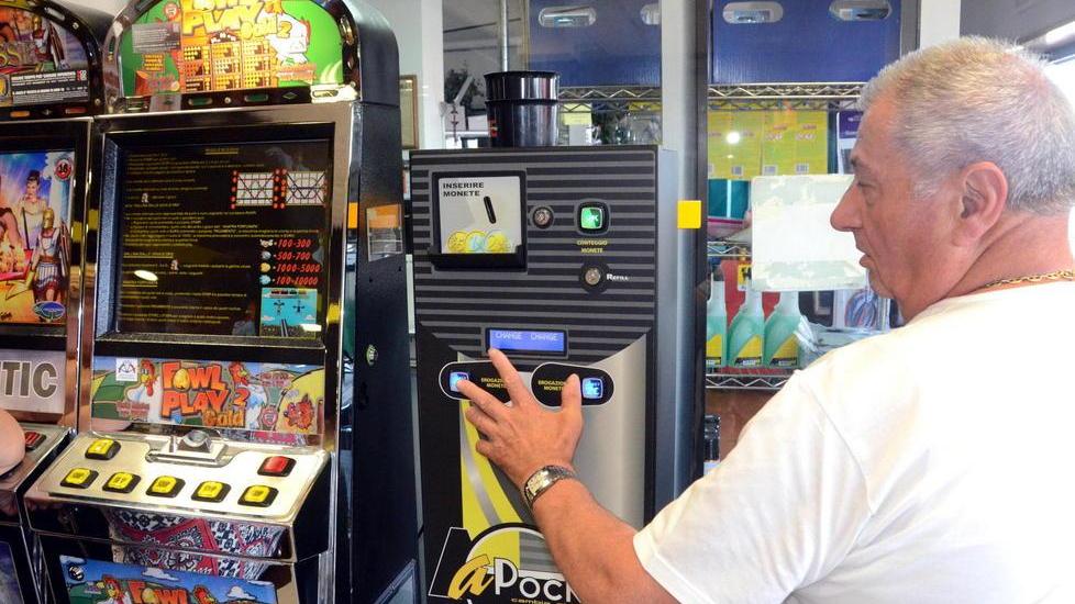 Il gestore dell'area di servizio davanti alla slot scassinata (foto Bf)