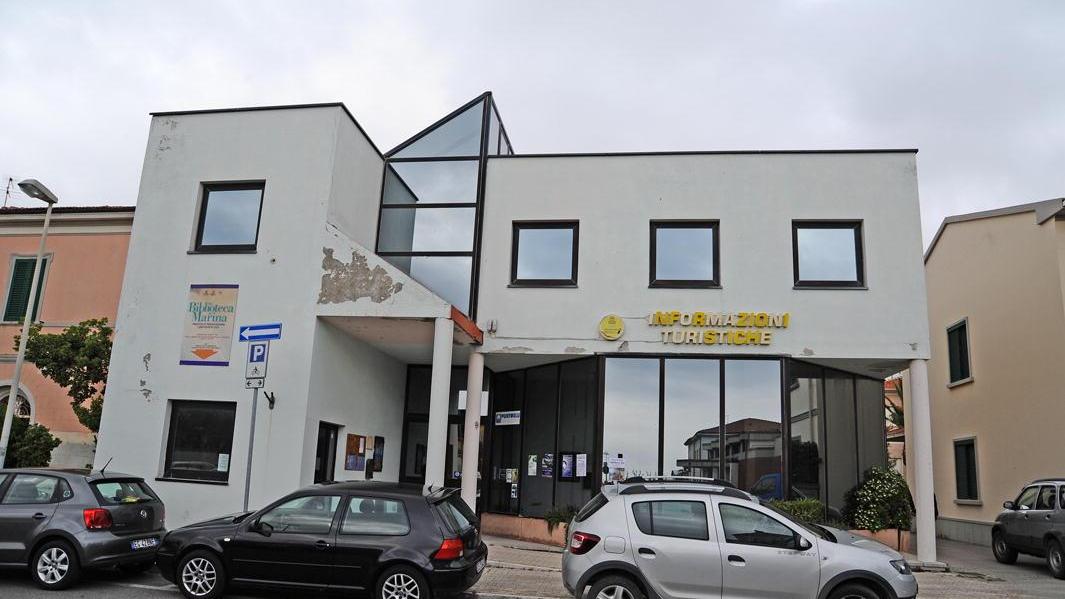 La sede dell'ufficio turistico in piazza sant'Andrea a Marina di Cecina