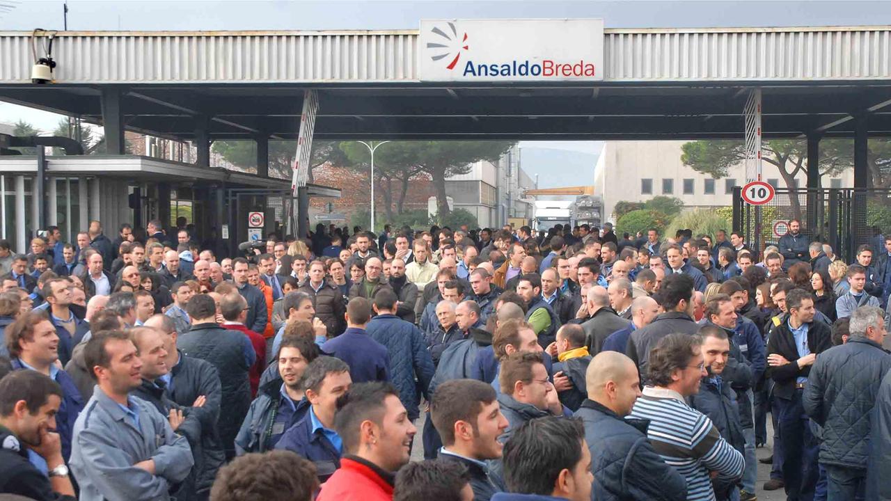 Una manifestazione dei lavoratori di AnsaldoBreda davanti alla fabbrica (foto Gori)
