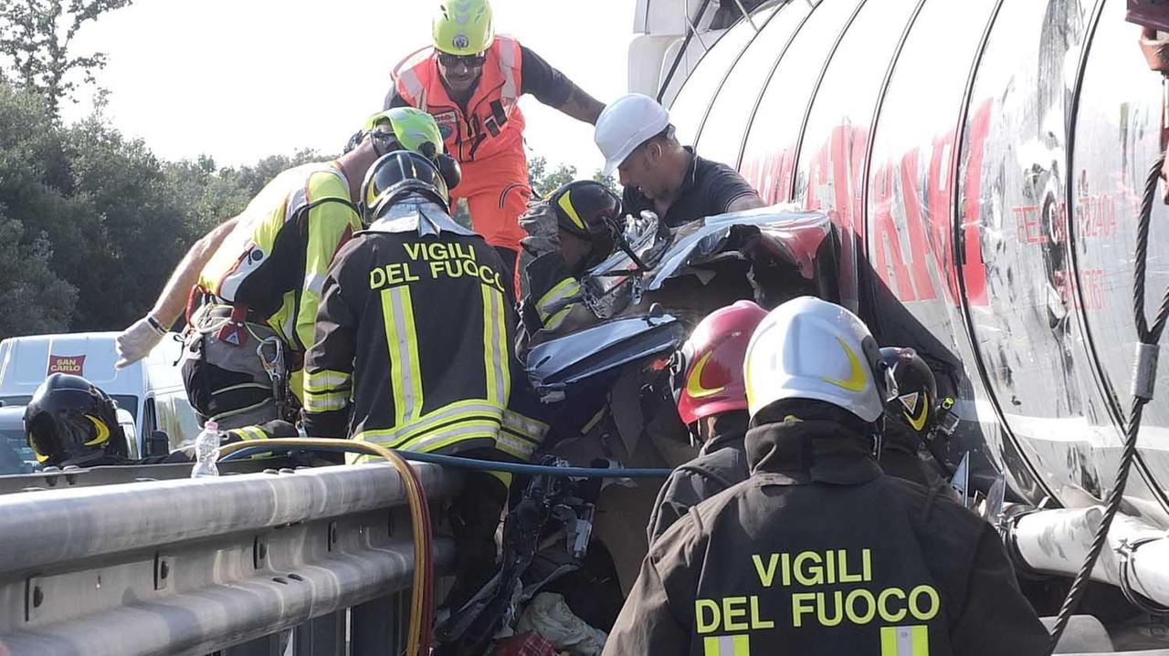 L'incidente mortale sull'A12 (foto Muzzi)