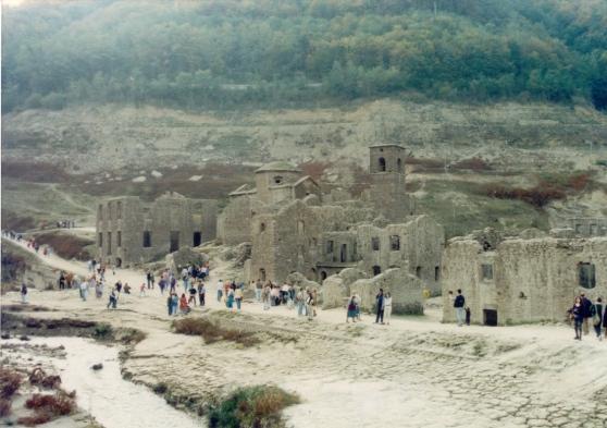 Il paese sommerso sotto il lago di Vagli: l'ultima volta il bacino fu svuotato nel 1994