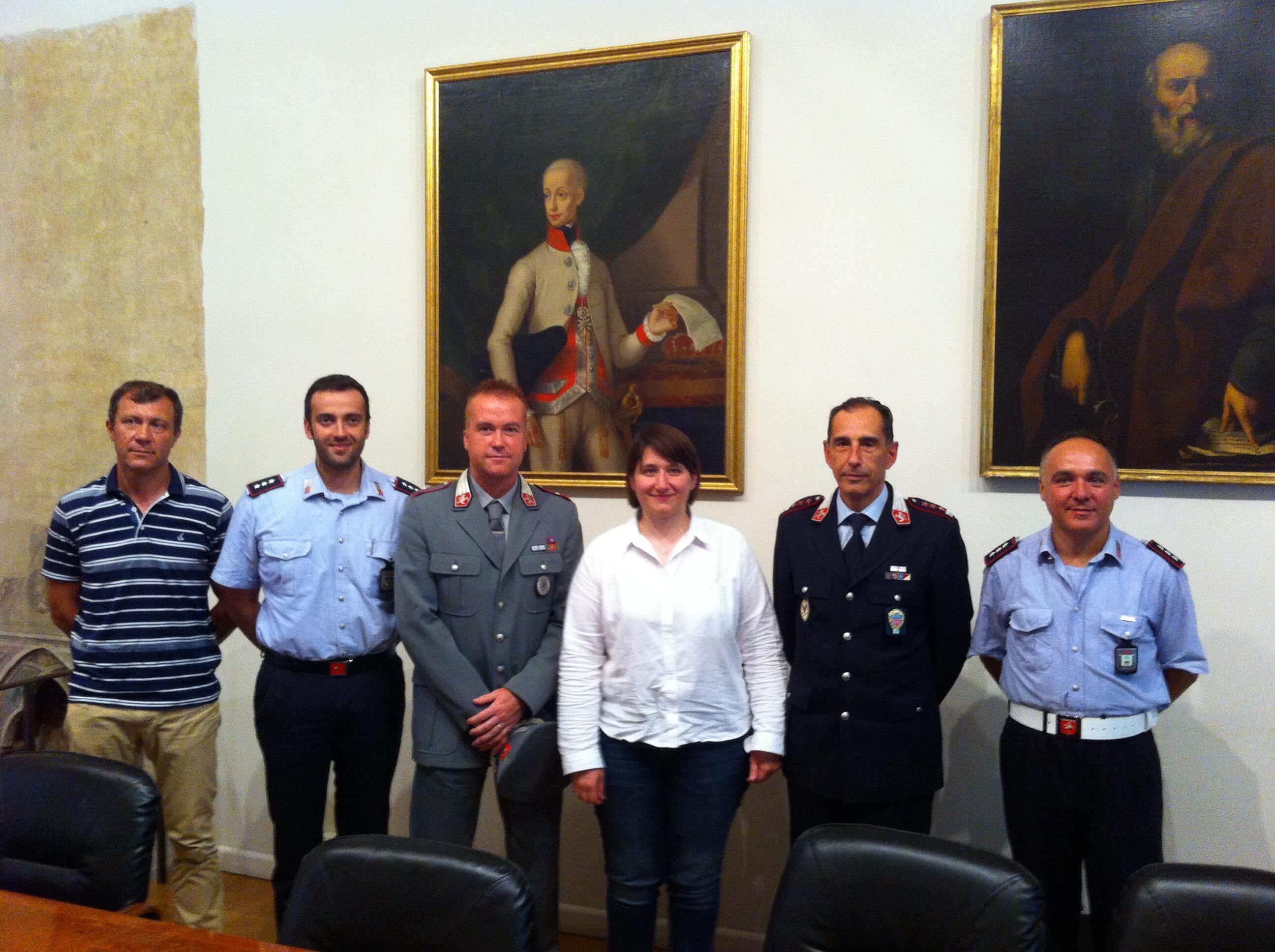 Da sinistra: Emanuele Marinelli (in rappresentanza della Polizia municipale di Calenzano), Giovanni Gangi (comandante Polizia municipale Poggio a Caiano), Michele Pellegrini (comandante Polizia provinciale), l'assessore Benedetta Squittieri, il comandante dei vigili urbani di Prato Andrea Pasquinelli, Rodolfo Ricò della Municipale della Val Bisenzio