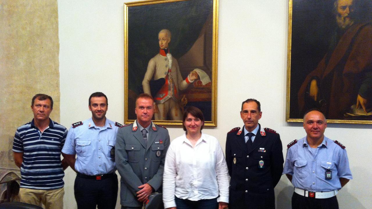 Da sinistra: Emanuele Marinelli (in rappresentanza della Polizia municipale di Calenzano), Giovanni Gangi (comandante Polizia municipale Poggio a Caiano), Michele Pellegrini (comandante Polizia provinciale), l'assessore Benedetta Squittieri, il comandante dei vigili urbani di Prato Andrea Pasquinelli, Rodolfo Ricò della Municipale della Val Bisenzio