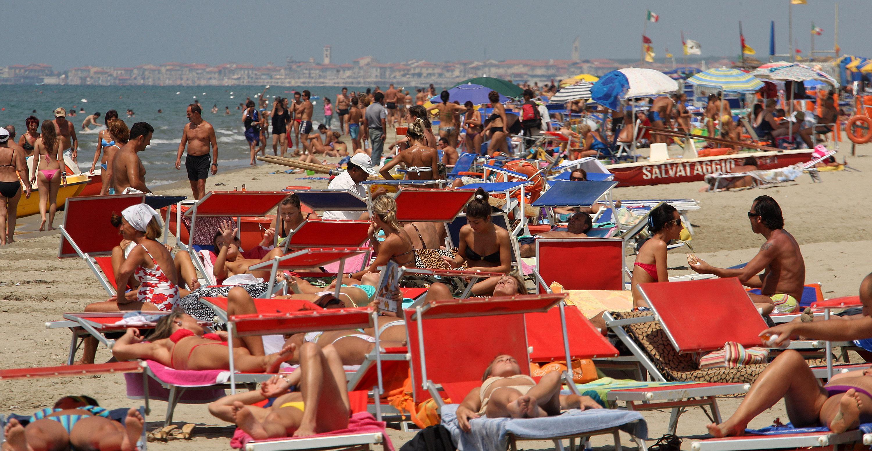Pienone nei weekend, gli stabilimenti balneari restano a galla 