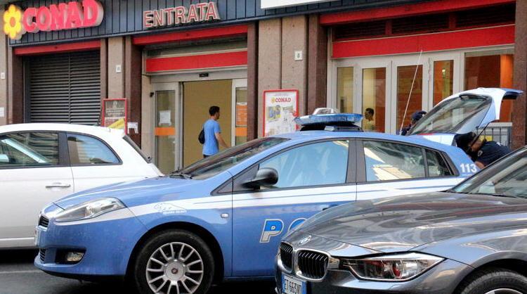 Sorpreso mentre ruba: picchia la guardia giurata 