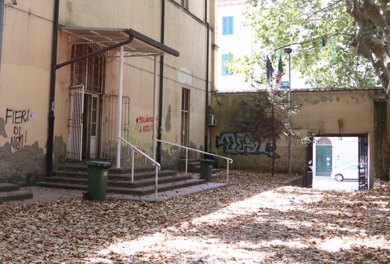 L'ingresso del liceo Cecioni (Marzi Pentafoto)