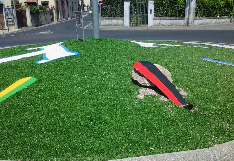 Vandali contro la rotonda “adottata”