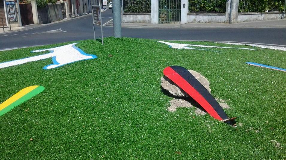Vandali contro la rotonda “adottata”