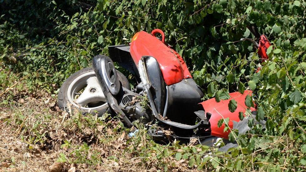 Si schianta nell’auto e vola fuori strada con il suo scooter