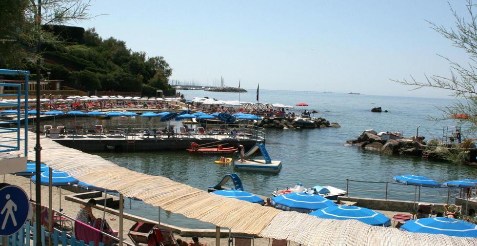 Rischia di annegare dopo il tuffo 