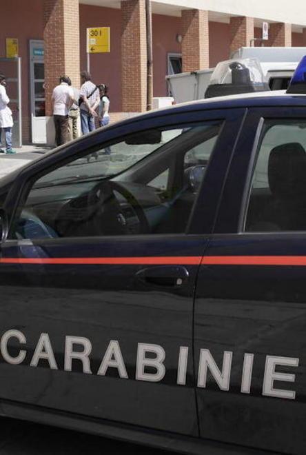 Furto in tabaccheria, rubano sigarette e valori bollati