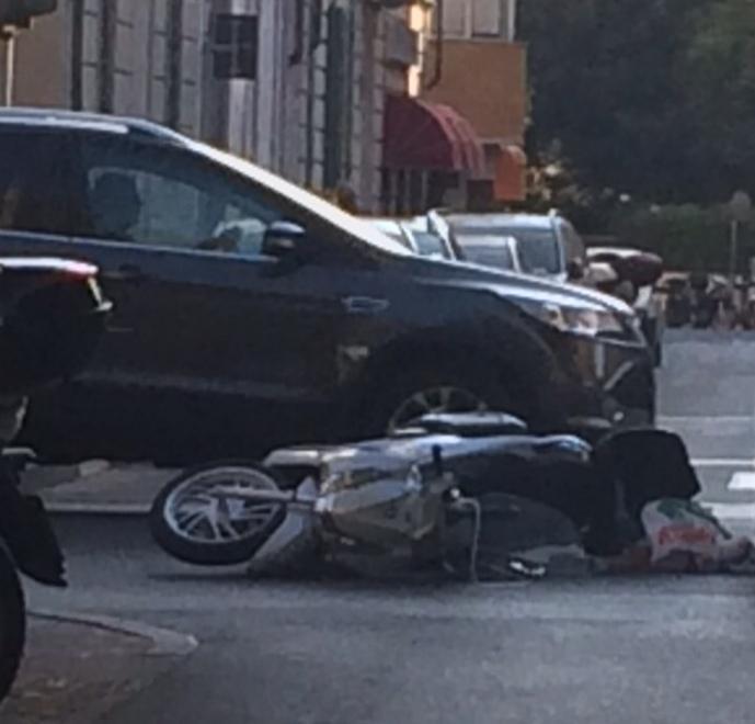 Scontro al semaforo scooterista ferito