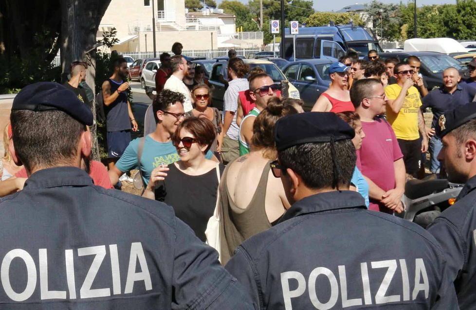 Salvini posa con le mamme e dice no ai profughi al Melo