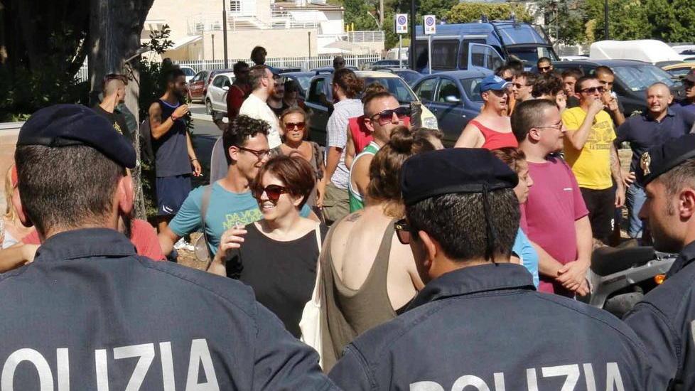 Salvini posa con le mamme e dice no ai profughi al Melo