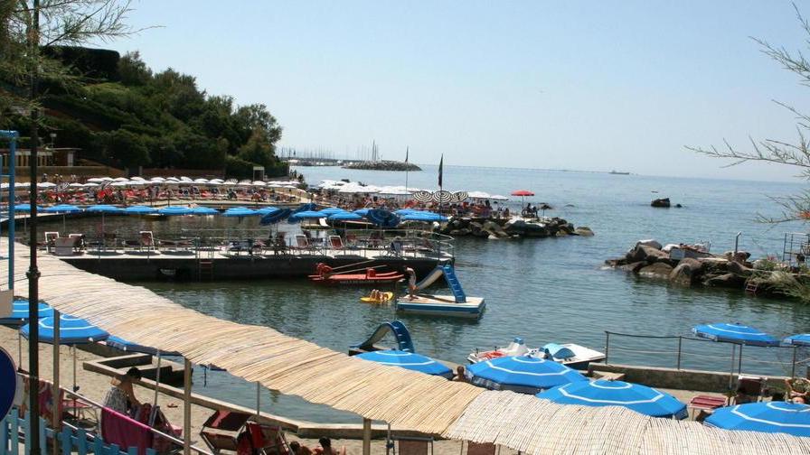 Rischia di annegare dopo il tuffo