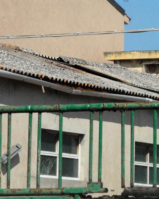 Amianto non bonificato, esposto alla Procura