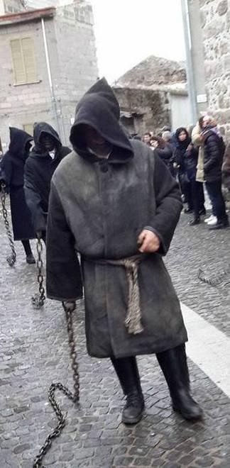 Sfilata di maschere etniche “Trazzos de cadenas” a Sindia