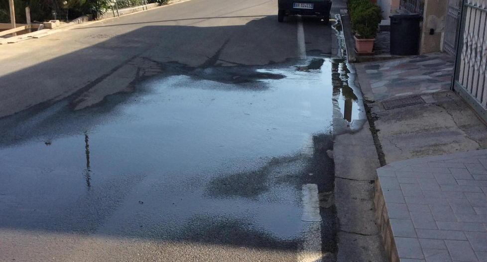 Il “fiume”sgorga dalla strada ma è soltanto uno sperpero 