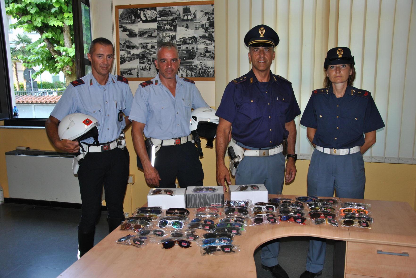Polizia e vigili urbani mostrano la merce sequestrata