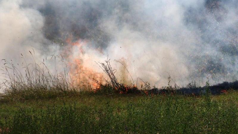 Le fiamme a Colle vicino al parcheggio del Faldo (Marzi/Pentafoto)