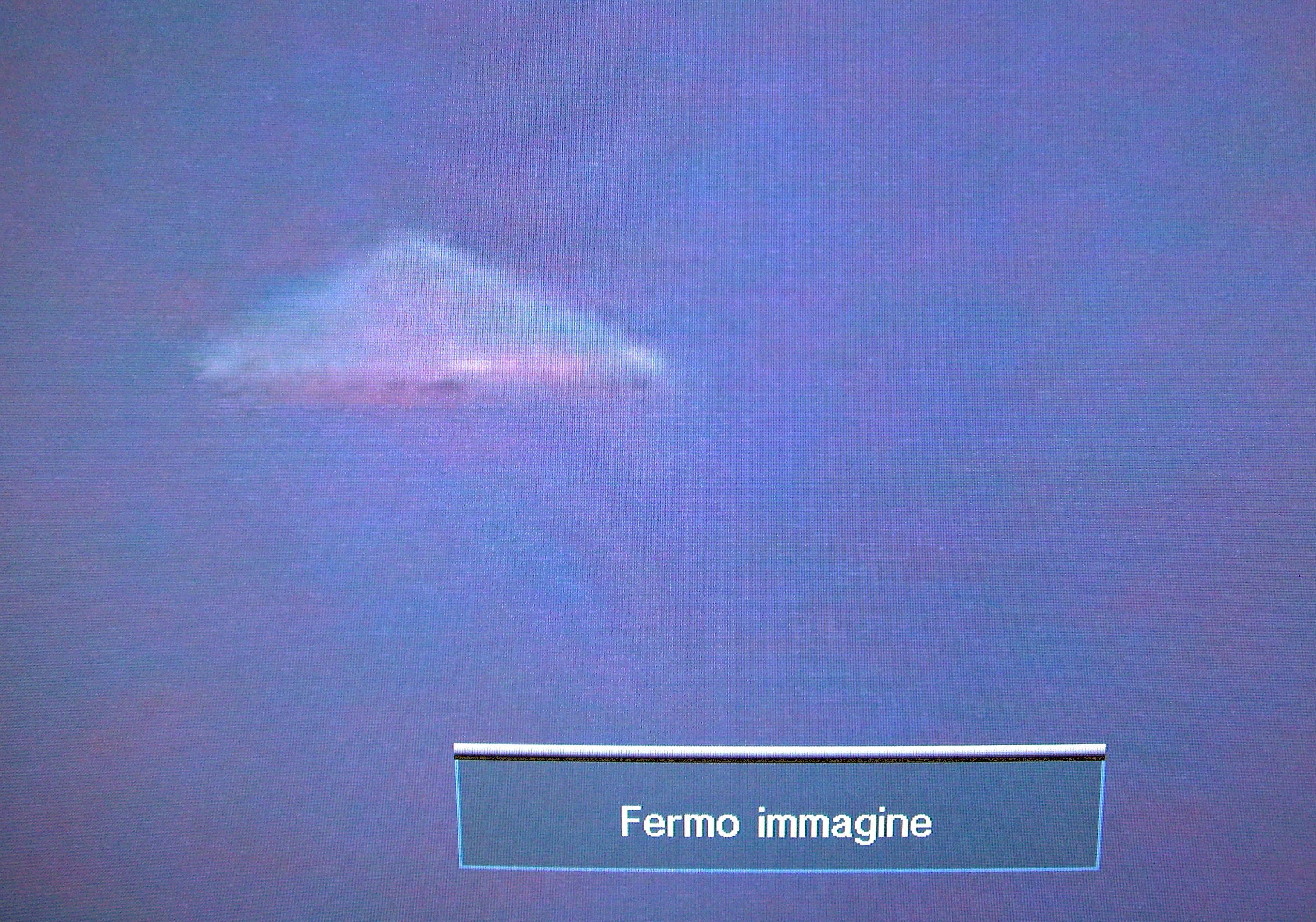 Un avvisamenteo con foto di un oggetto non identificato 