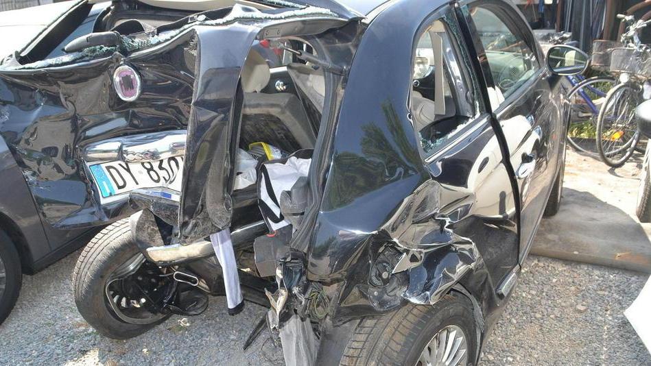 La Fiat 500 su cui viaggiava Samuele Teglia (foto Vip)