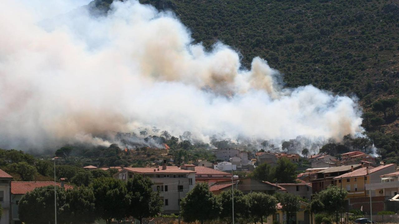 Guspini, incendio al Monte Margherita: in pericolo lo stabilimento di acqua minerale
