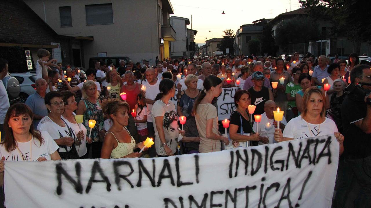 La fiaccolata del poplo "Giù le mani dai nonni" (foto Batavia)
