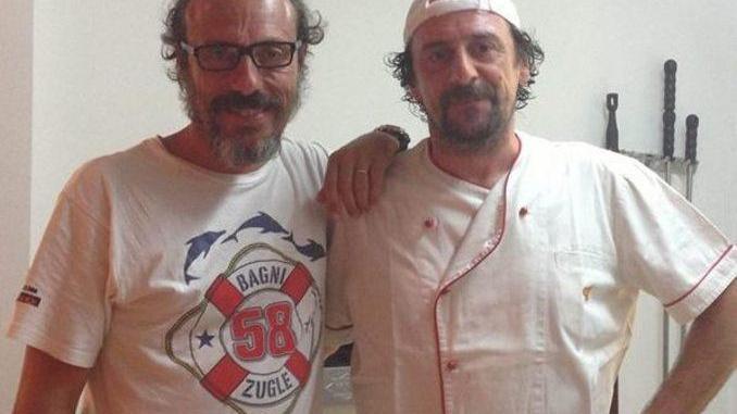 Il pizzaiolo con il grande sorriso appassionato di motociclismo
