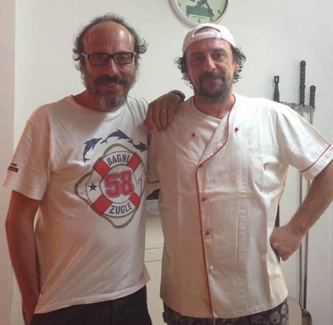 Il pizzaiolo con il grande sorriso appassionato di motociclismo 