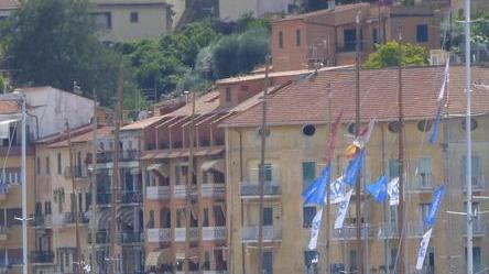 Una chiazza di olio davanti all’Arenella