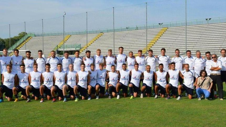 Primi calci al pallone sotto lo sguardo di Baldini