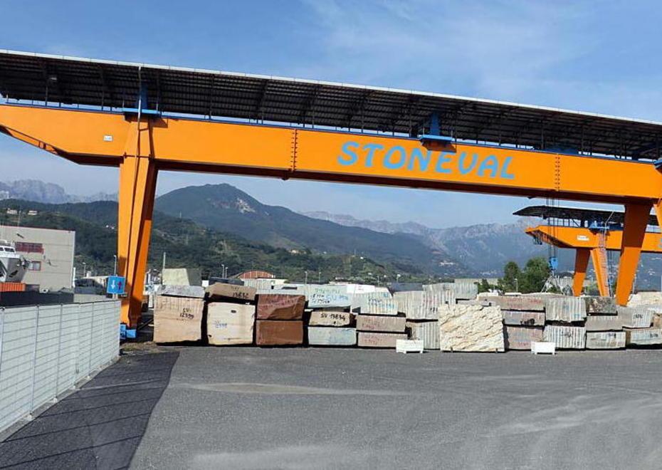 Camionista stacca il naso a un operaio 