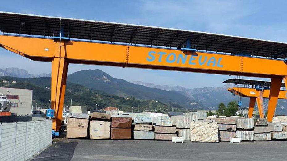 Camionista stacca il naso a un operaio