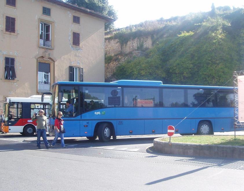 Figlio senza biglietto e il padre picchia l’autista che lo multa
