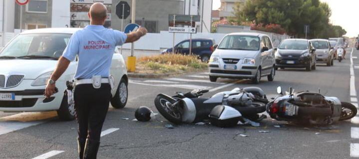 Scontro fra due scooter in tre finiscono all’ospedale 