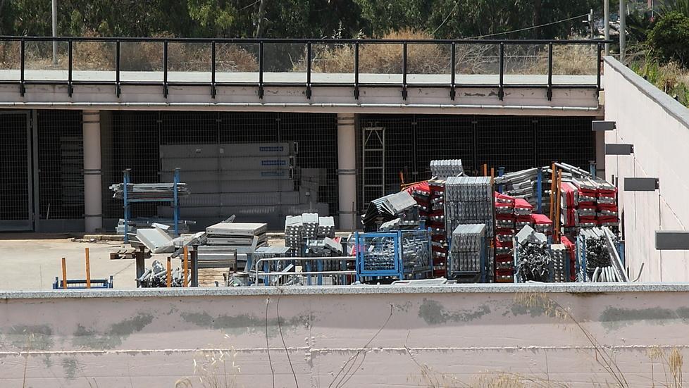 Palazzo dei congressi trasformato in discarica abusiva 