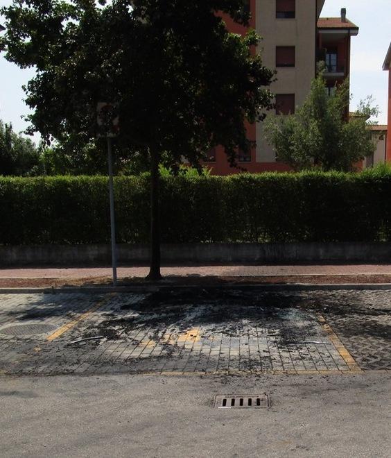 Bruciate nella notte due auto Indagano i carabinieri 