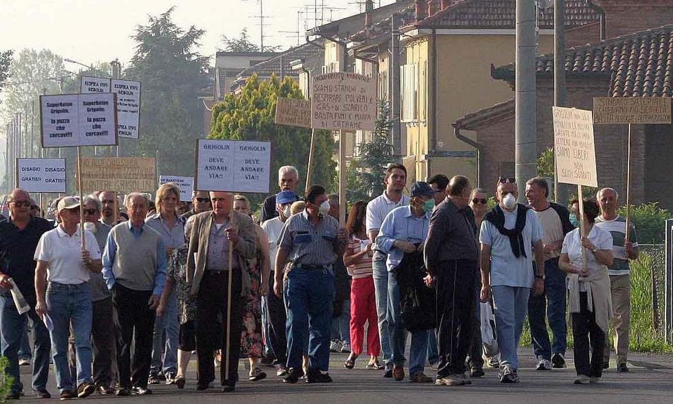 Dodici anni di esposti e proteste