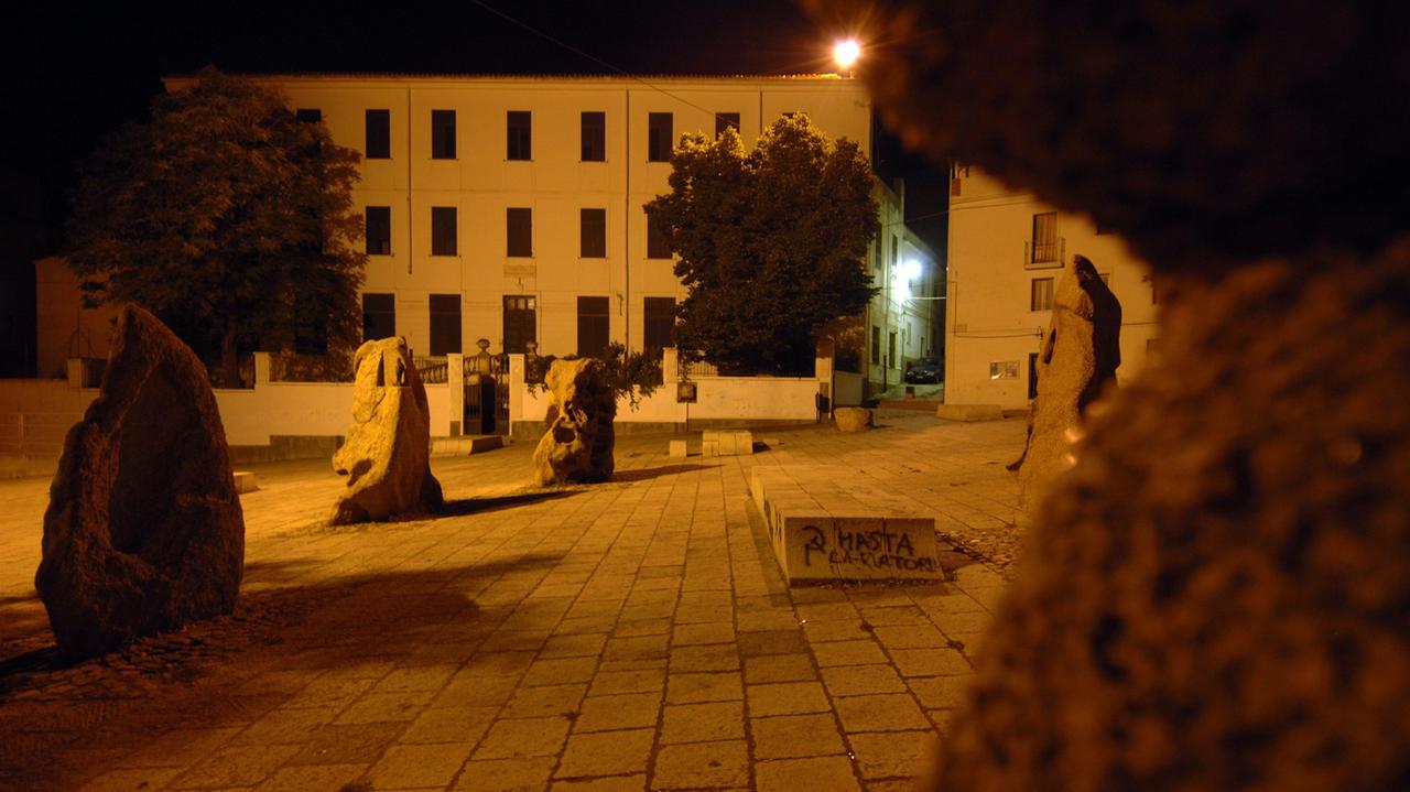 Piazza Satta, uno di punti di ritrovo notturni dei ragazzi nuoresi