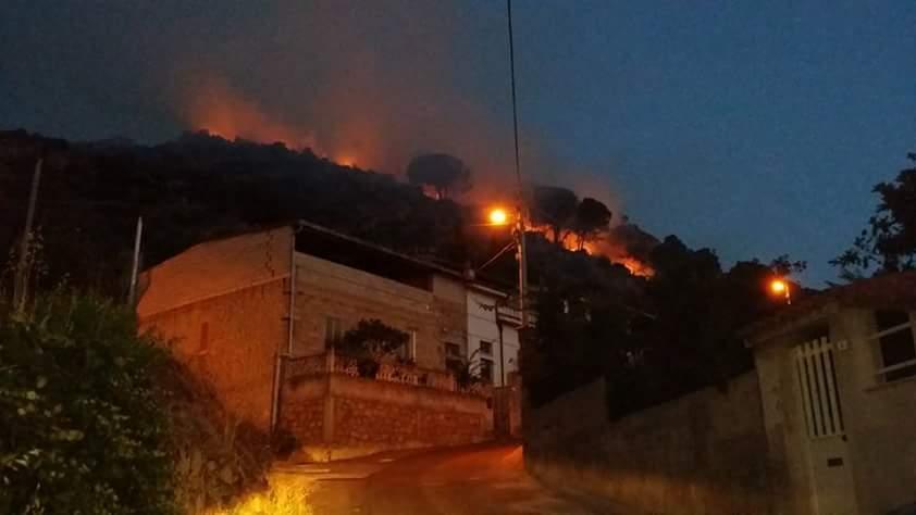 Guspini, il monte Margherita continua a bruciare