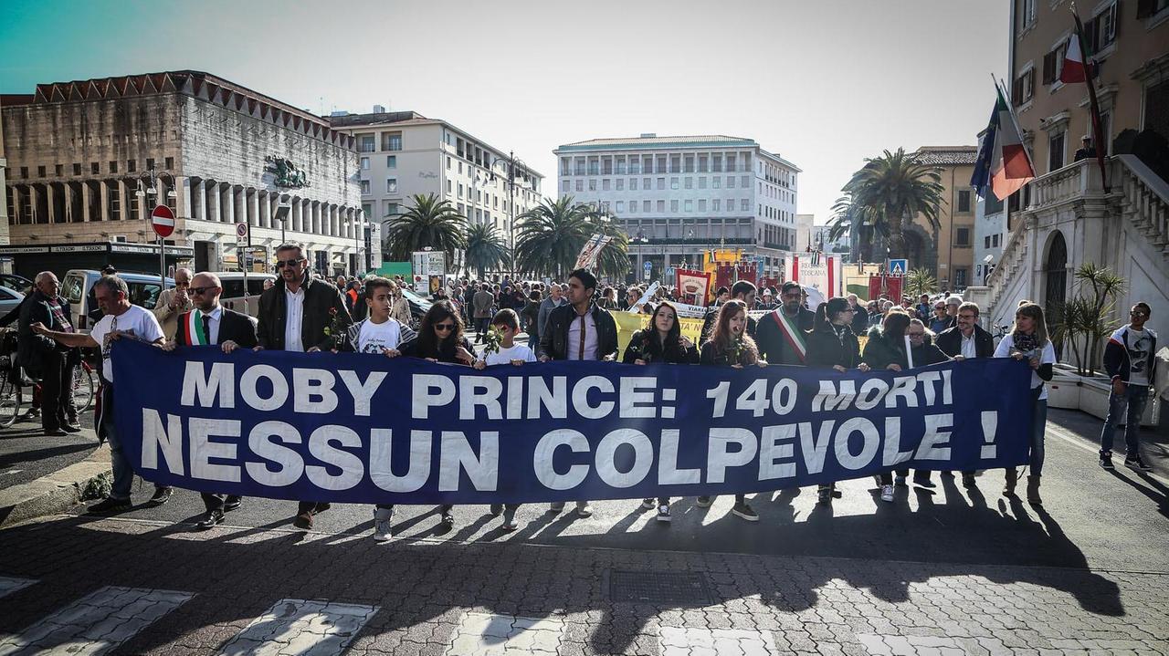 Una manifestazione per chiedere giustizia per i morti della Moby Prince