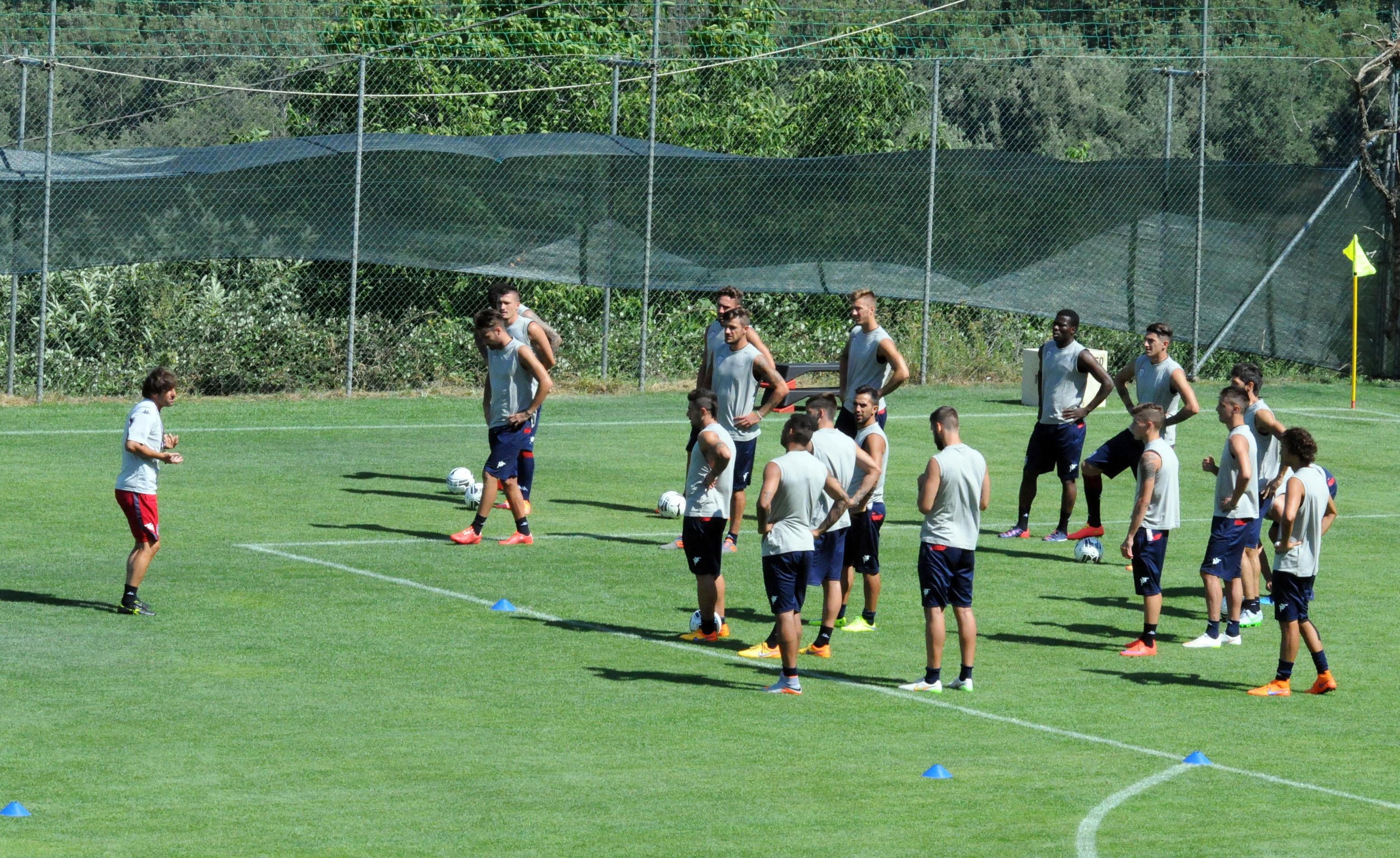 I rossoblù in allenamento nel ritiro di Aritzo